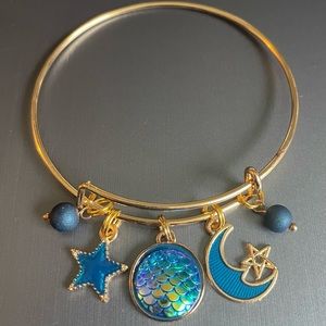“Moon and Stars”🌙 ⭐️Bangle in Gold-tone
